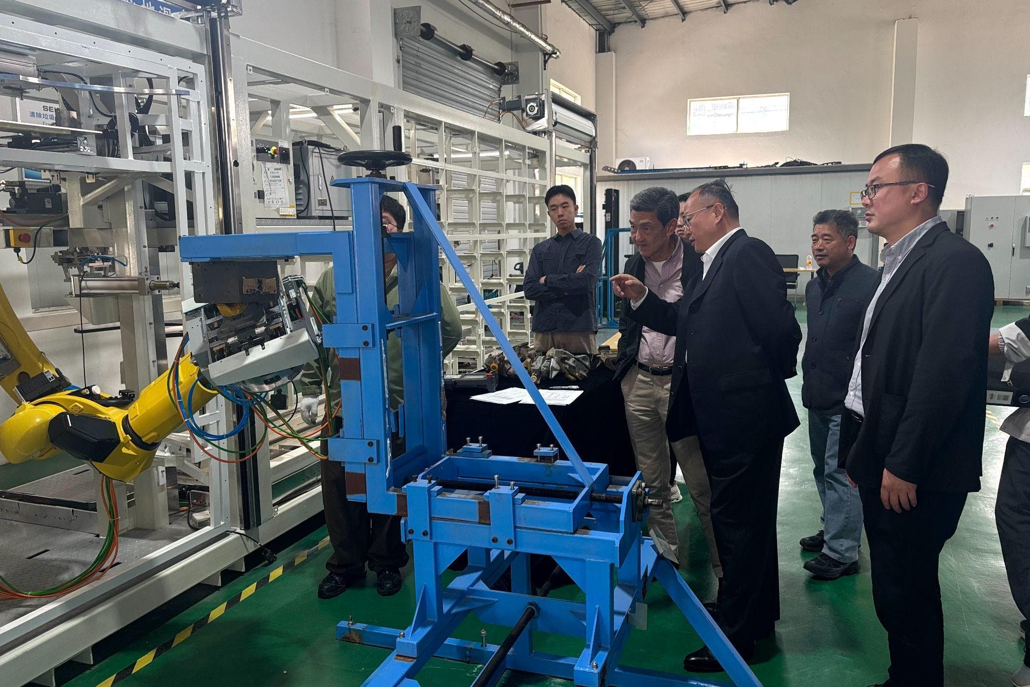 The ITP delegation reviews DEEPLOCK equipment